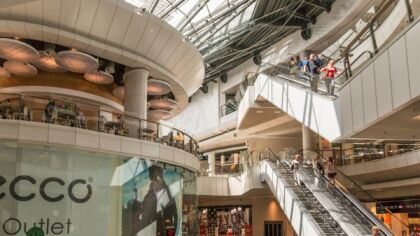 Przed Galerią Sfera doszło do bijatyki w pierwszy dzień szkoły