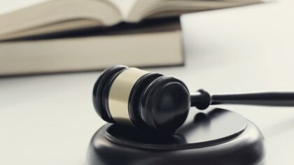 Odkrycie bielskich śledczych: Zdemaskowali kobietę, która wyłudziła pieniądze od ponad 100 osób