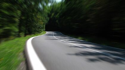 Kolizja na ulicy Góreckiej w Brennej: Motocykl Honda zderzył się z SUV-em Toyota