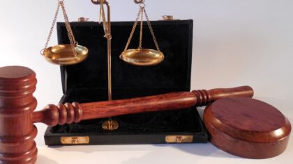 Trzech mężczyzn podejrzanych o nękanie ucznia bielskiej szkoły branżowej – ryzykują do 8 lat więzienia