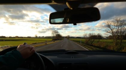 Kolizja dwóch pojazdów na przejeździe ulic Wzgórze i 3 Maja w Bielsku-Białej