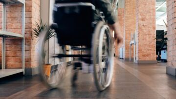 Reakcja przechodniów uratowała mężczyznę na wózku inwalidzkim, który zatrzymał się w windzie