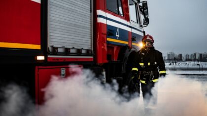 Tragedia uniknięta o włos: Pożar kamienicy w Bielsku, 66-letni mężczyzna uchodzi z życiem
