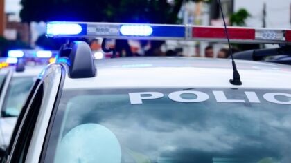 Interwencja Policji i Straży Pożarnej w Bielsku-Białej: Matka Zostawiła Dzieci Samotnie w Domu