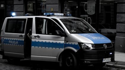 Znaleziony samochód porzucony na stacji kolejowej okazał się skradzionym, a w środku ukryte było 200 000 zł
