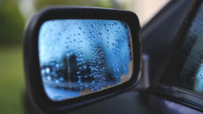 Chaos nocą: Pijany kierowca uderza w myjnię, porzuca samochód i próbuje uciec przed policją