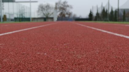 Nowa bieżnia lekkoatletyczna przy Szkole Podstawowej nr 29 zostanie oddana do użytku w Komorowicach Krakowskich jeszcze w tym roku